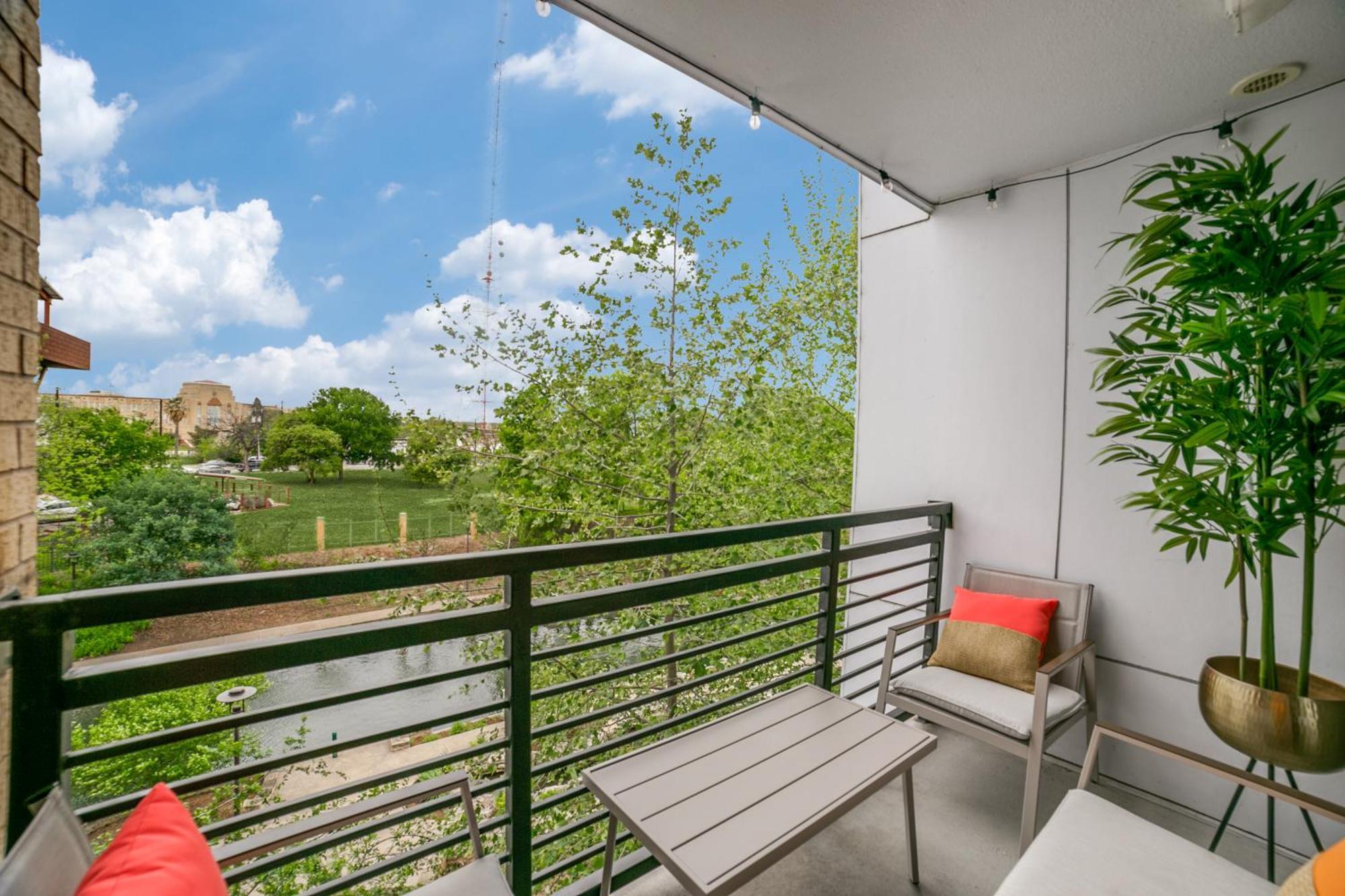 Downtown Apartment With Riverwalk Views Free Parking Pet Friendly Centrally Located On The Riverwalk San Antonio Exterior photo